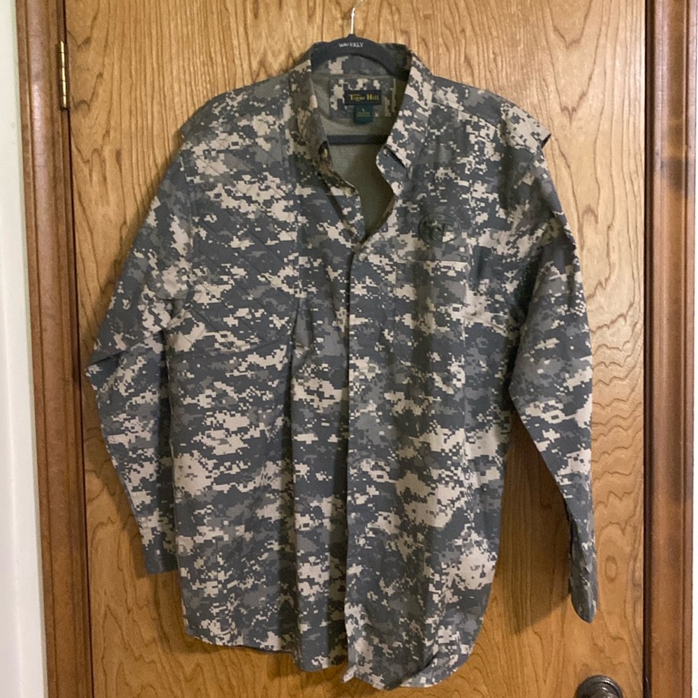Men’s Tiger Hill NWOT long sleeve button up shirt with SGT logo vented b…